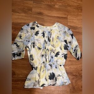 Ellen Tracy Light Watercolor Floral Lined Blouse in Yellow, Blue & Gray Small
